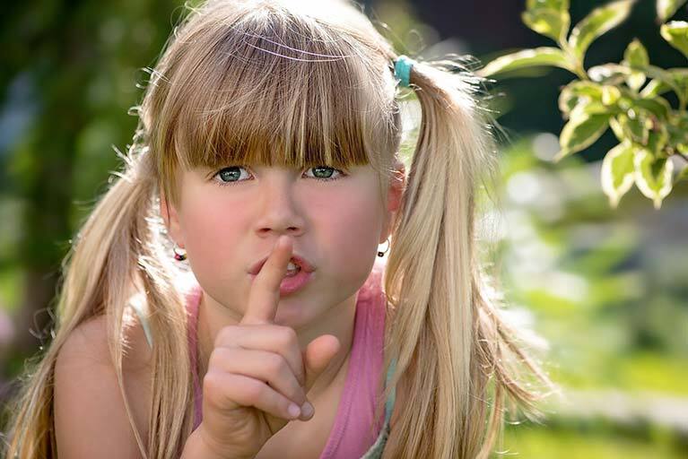 Maedchen mit langen Haaren mit Finger vor dem Mund: Kopflaeuse