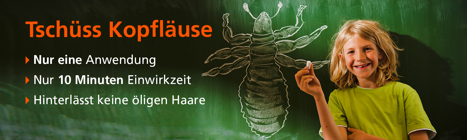 Kind vor Tafel mit Text: Tschüss Kopfläuse