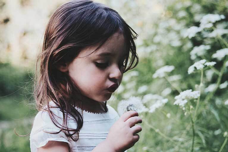 Kind riecht an Blume / Löwenzahn: Übertragen Läuse Krankheiten