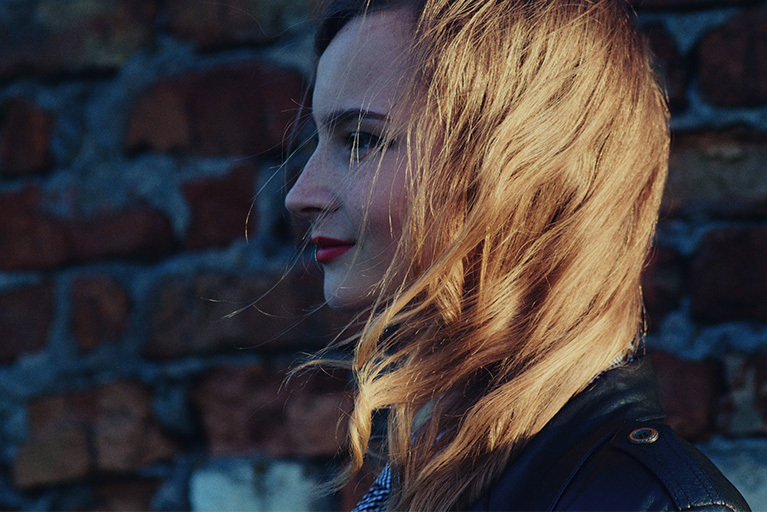 Frau im Profil: Haare wehen im Wind