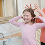 Mutter und Tochter: Kind mit befeuchteten Haaren